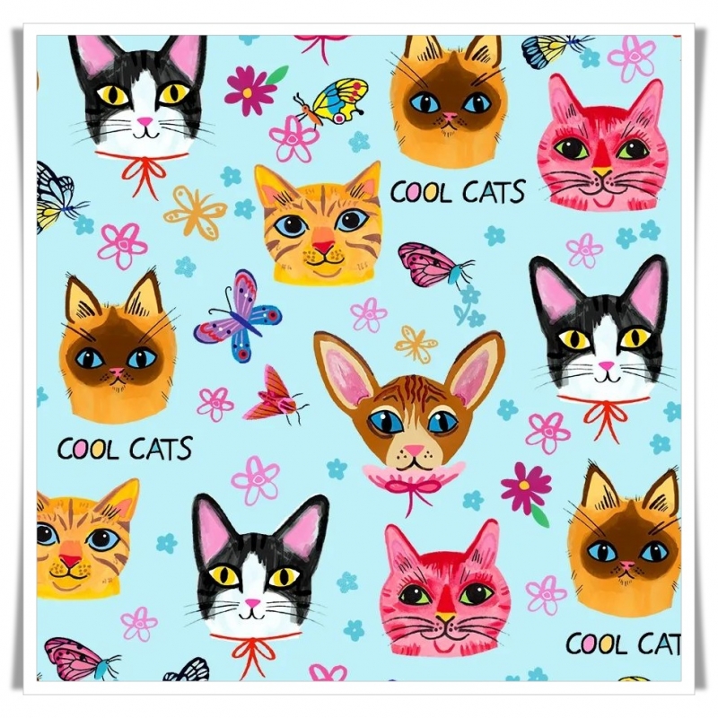 Tela estampada con bonitos dibujos de gatos sobre fondo azul