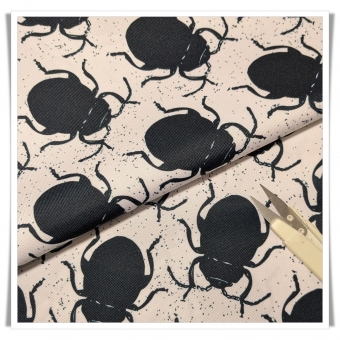 Retal tela impermeable con dibujos de escarabajos sobre fondo beige