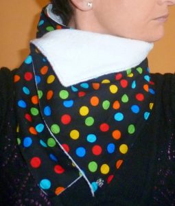 Protege cuello con tela lunares
