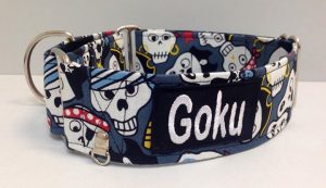 Collar para perro con tela de calaveras piratas