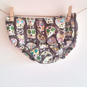 Cubre bebé pañales tela calaveras