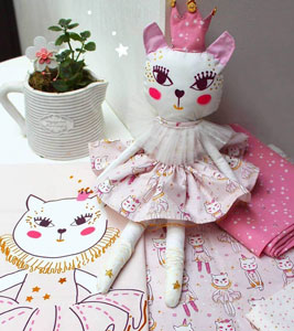 Muñeco cosido con tela estampado gatos brillos estrellas