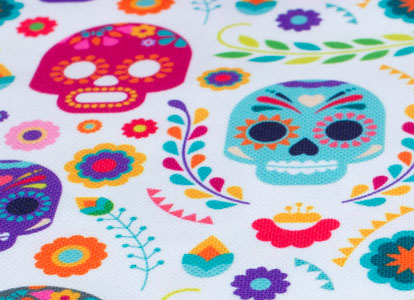 Detalle loneta estampada calaveras