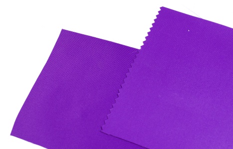 Detalle tela impermeable violeta