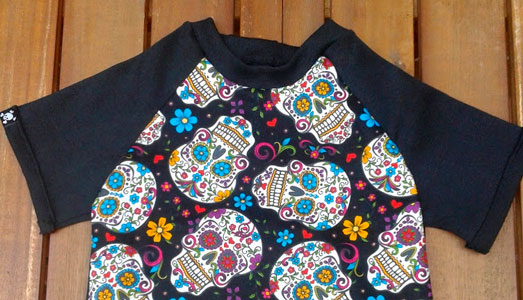 Camiseta con tela folk skull