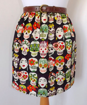Falda con telas de calaveras Frida