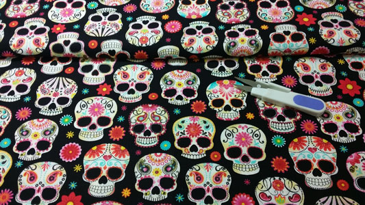 Tela calaveras paisley