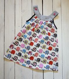 Vestido hecho con tela de tortugas infantiles