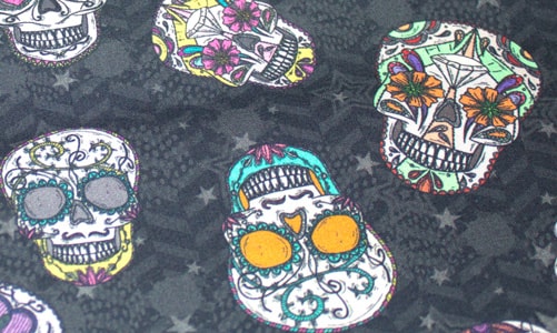 Detalle tela calaveras gris