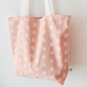 Tela rosa con bolos blancos para coser bolsa