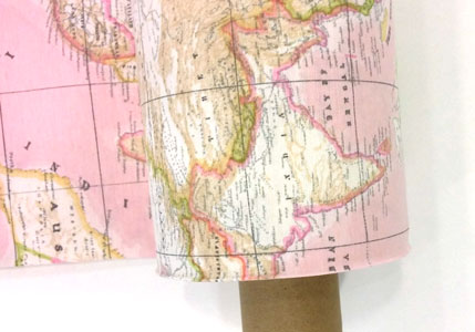Tela de loneta mapa mundi rosa detalle tejido