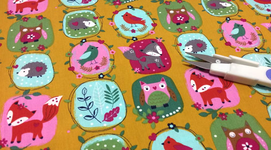 Tela animales mostaza detalle