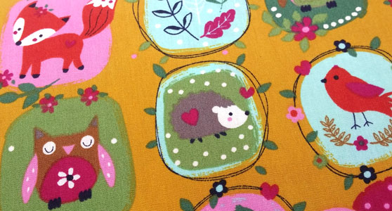 Tela estampada animales mostaza detalle tejido
