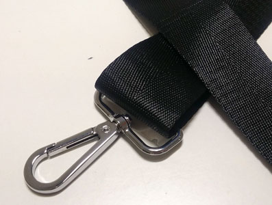Detalle cinturon ajustable negro para bolso