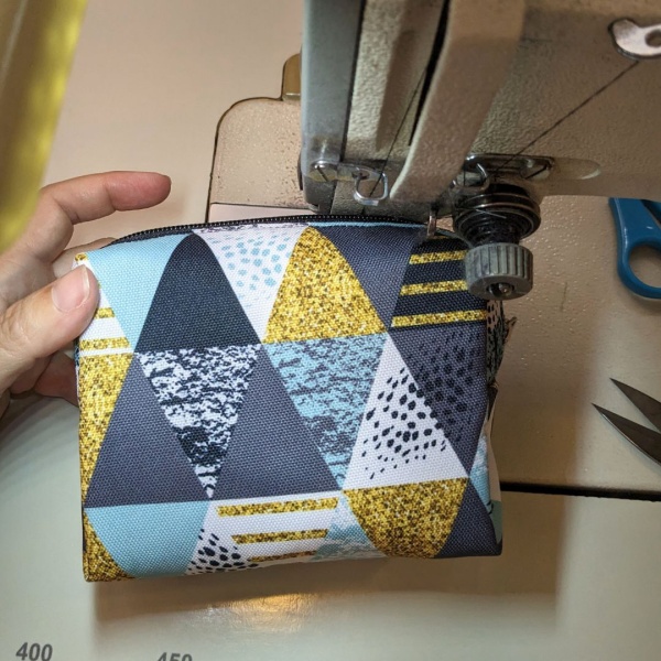 Coser neceser con tela de triángulos