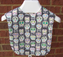 Babero de calaveras