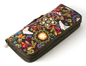 Necesser cartera con estampado de paisley y pajaros tonos marrones.