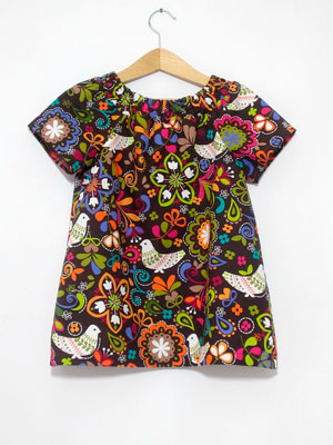 Vestido con tela pajaros y paisley fondo marron