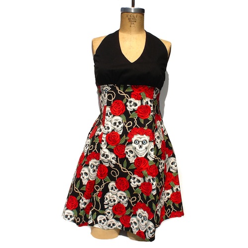 Vestido con estampado de calaveras